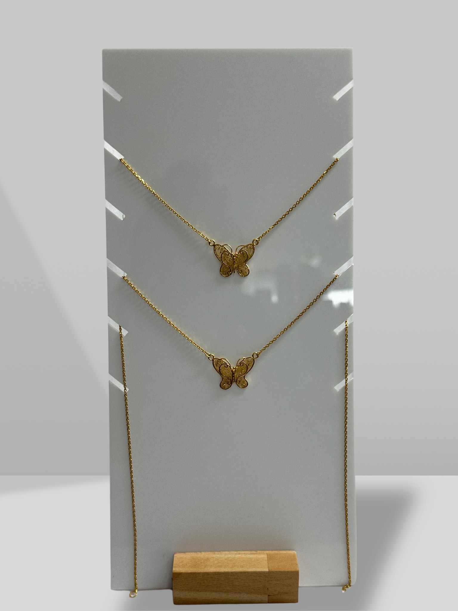 Collier filigrane en papillon / 45 cm de longueur
