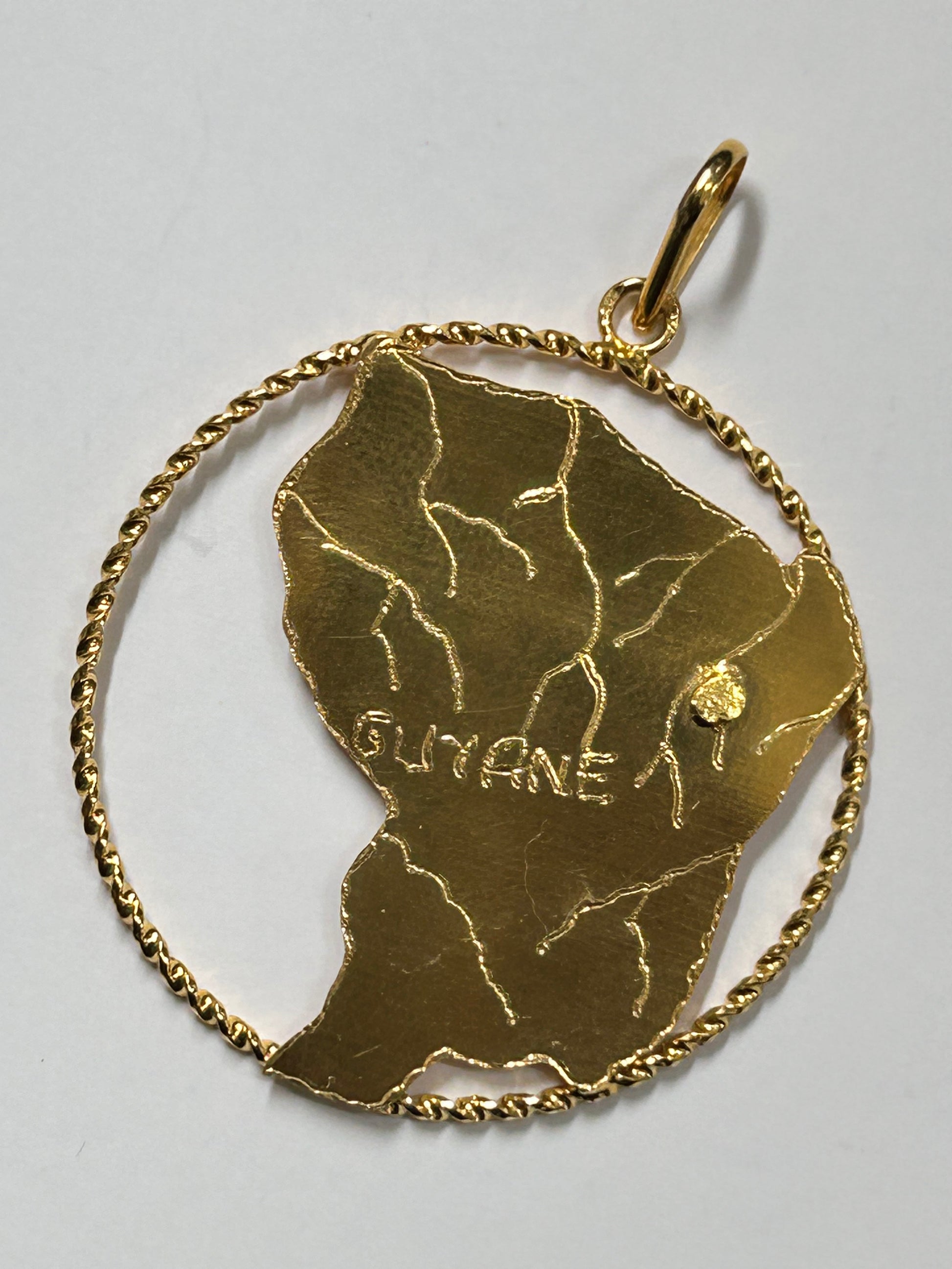 Pendentif carte de la Guyane avec le cercle