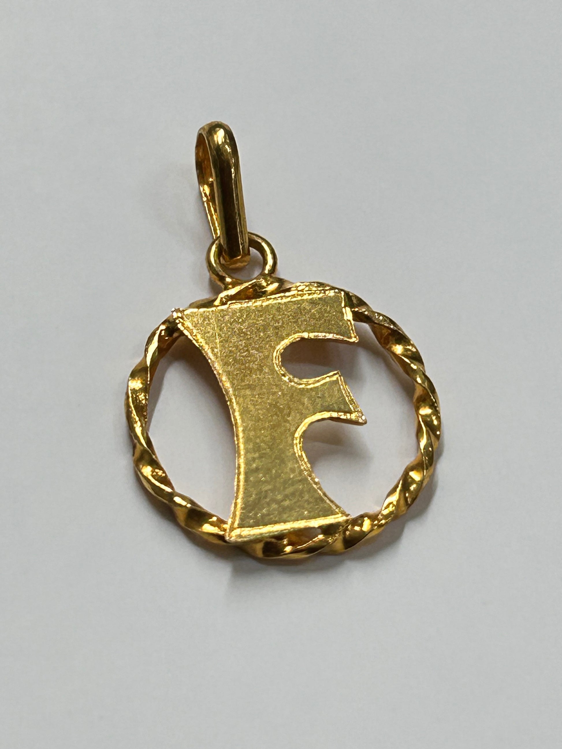 Pendentif lettre F