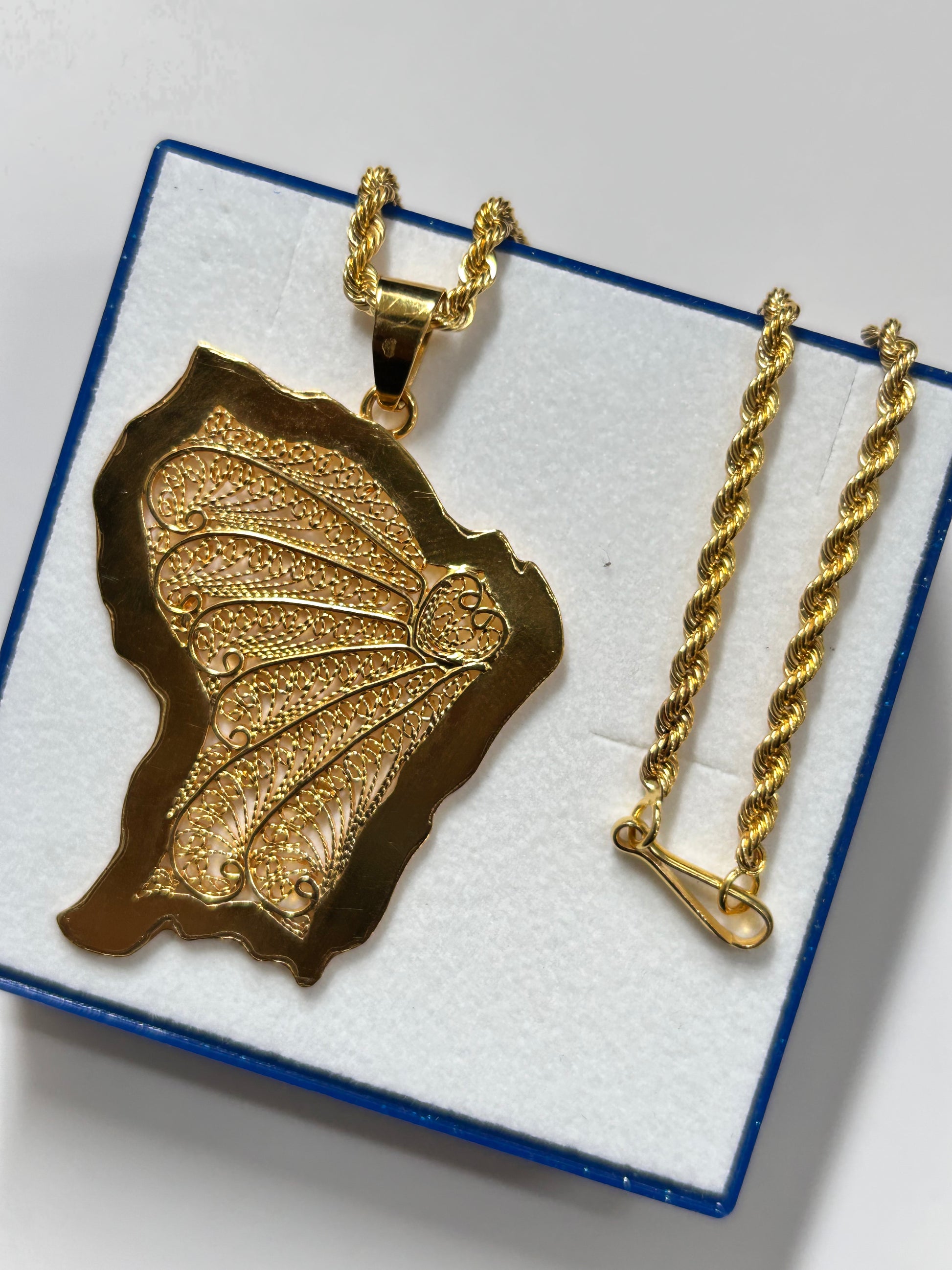 Pendentif carte de la Guyane en filigrane