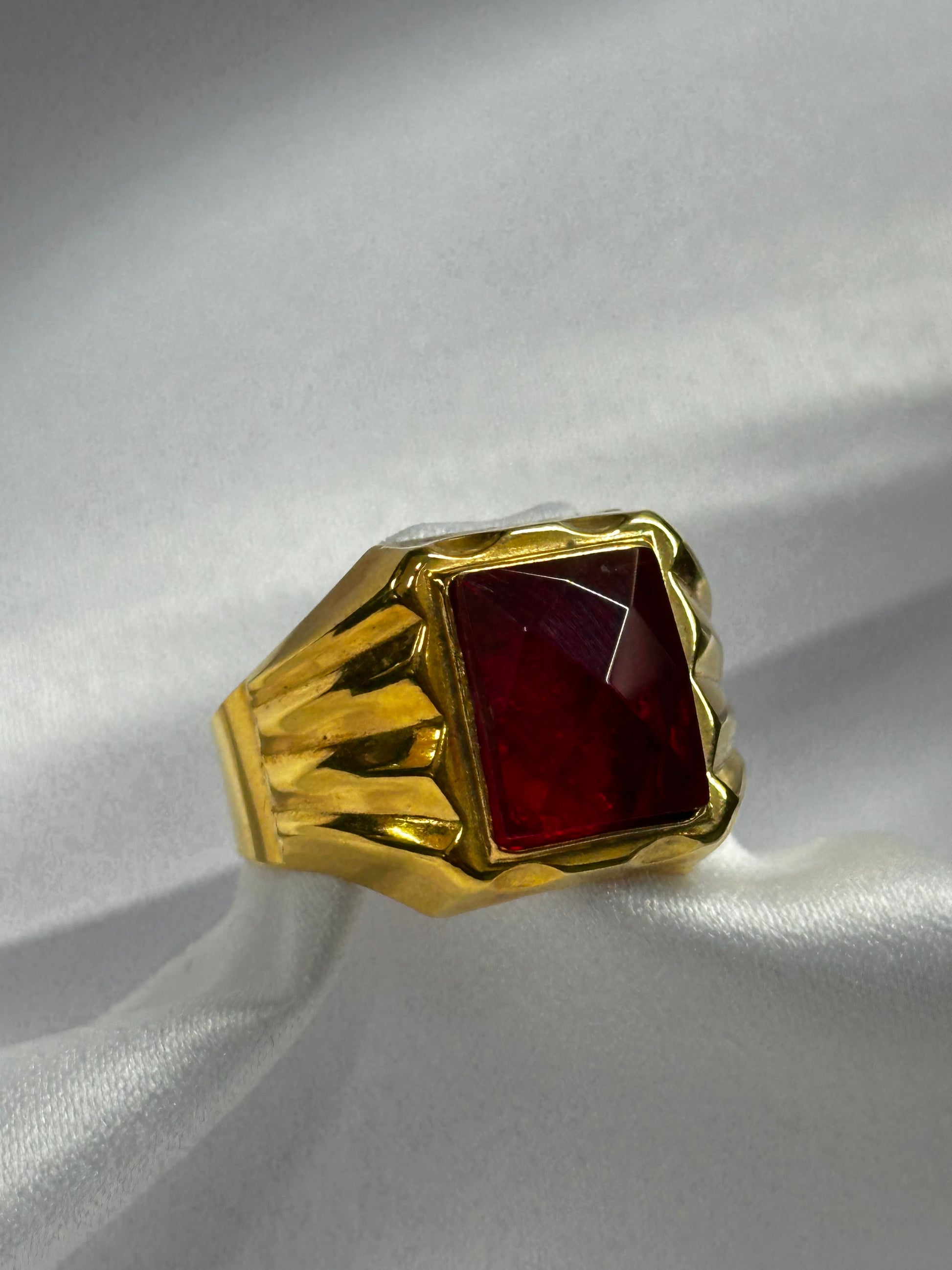Chevalière à pierre rouge / 6.90g