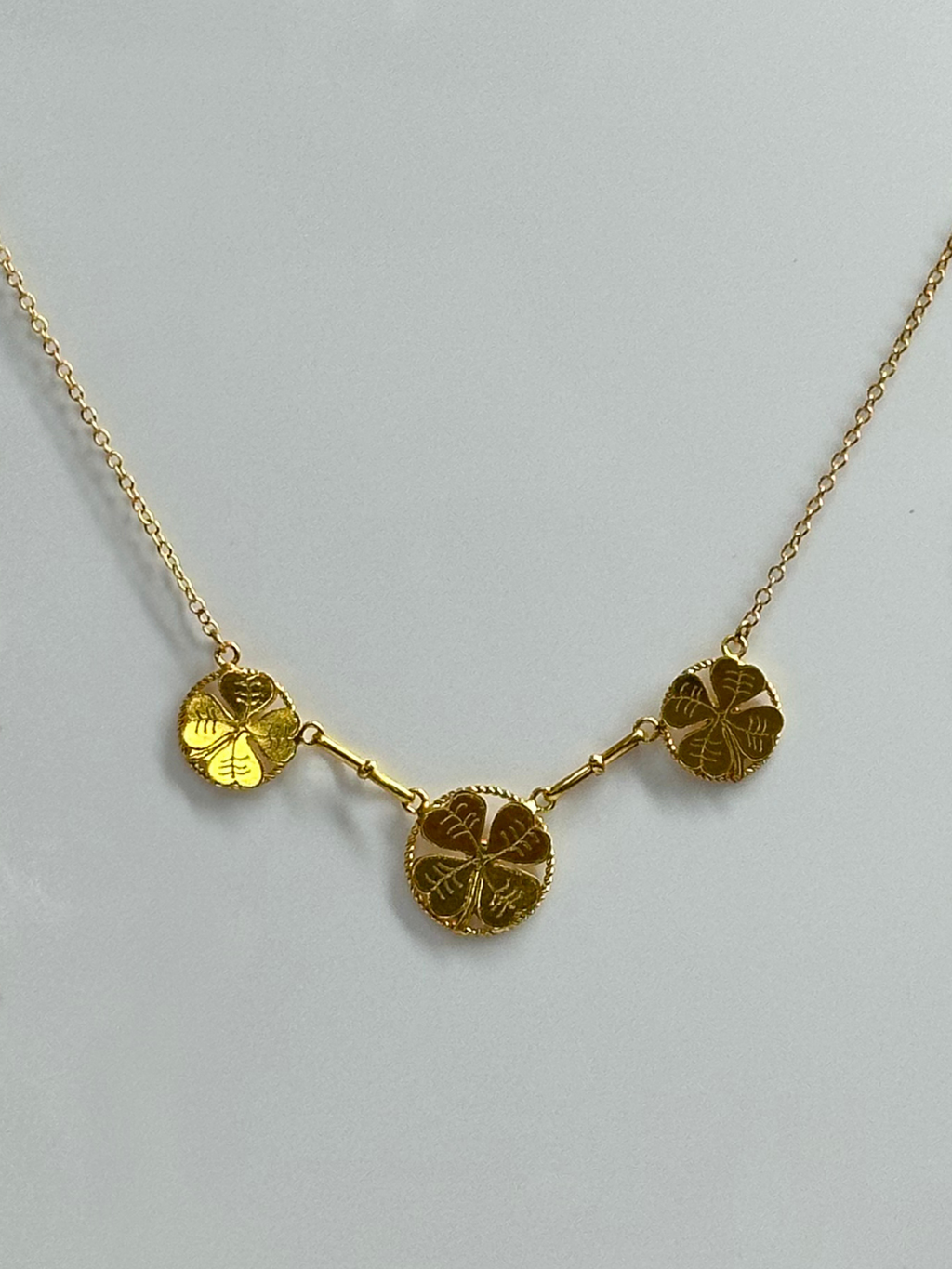 Collier à 3 trèfles avec le cercle /45 cm de longueur