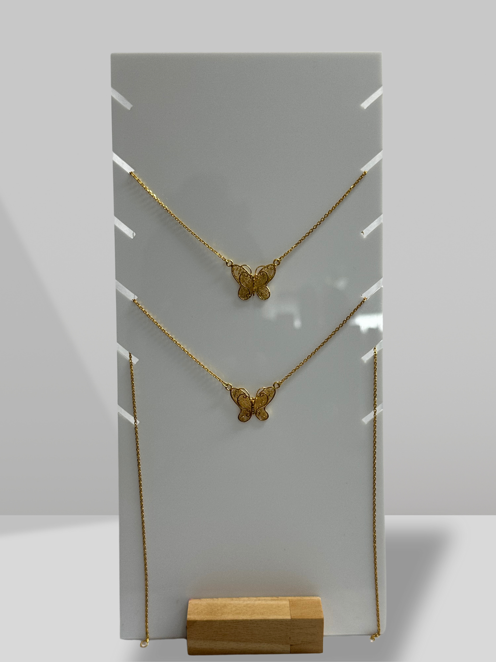Collier filigrane en papillon / 45 cm de longueur