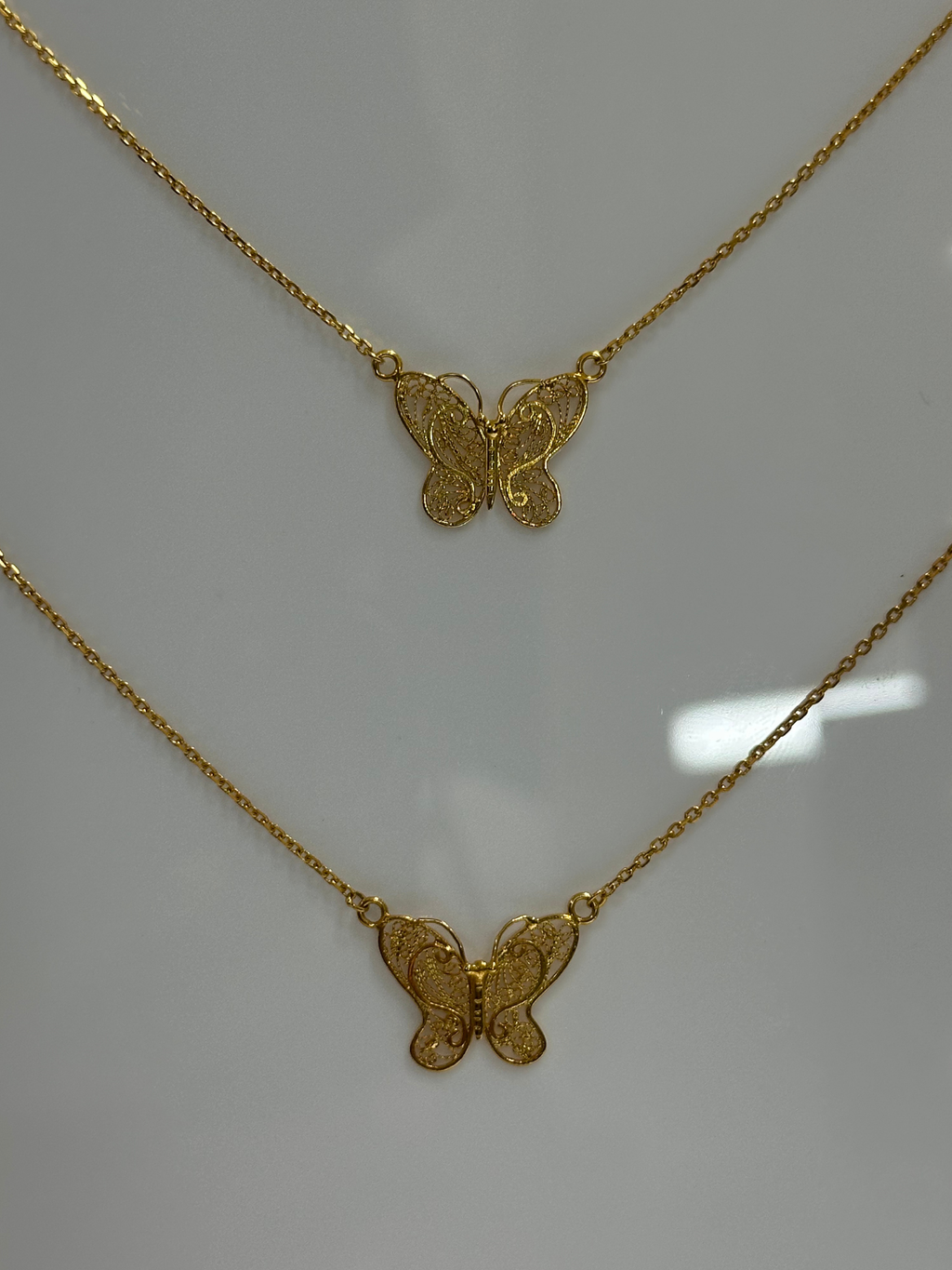 Collier filigrane en papillon / 45 cm de longueur