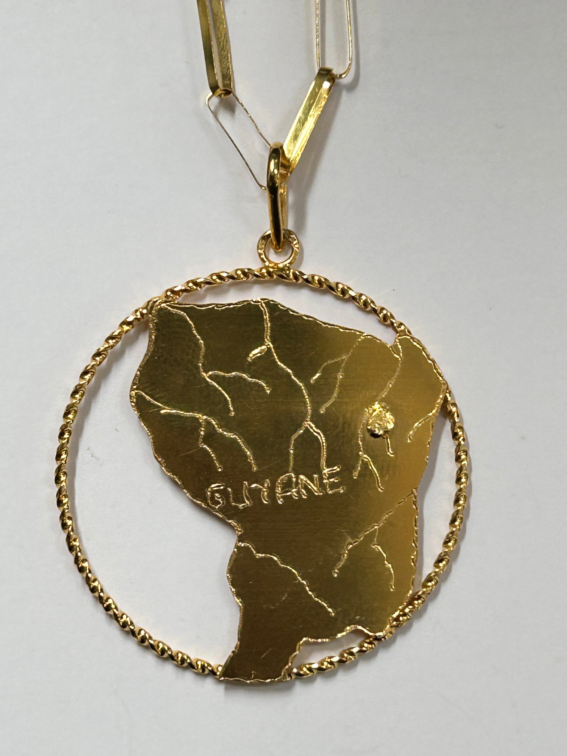 Pendentif carte de la Guyane avec le cercle