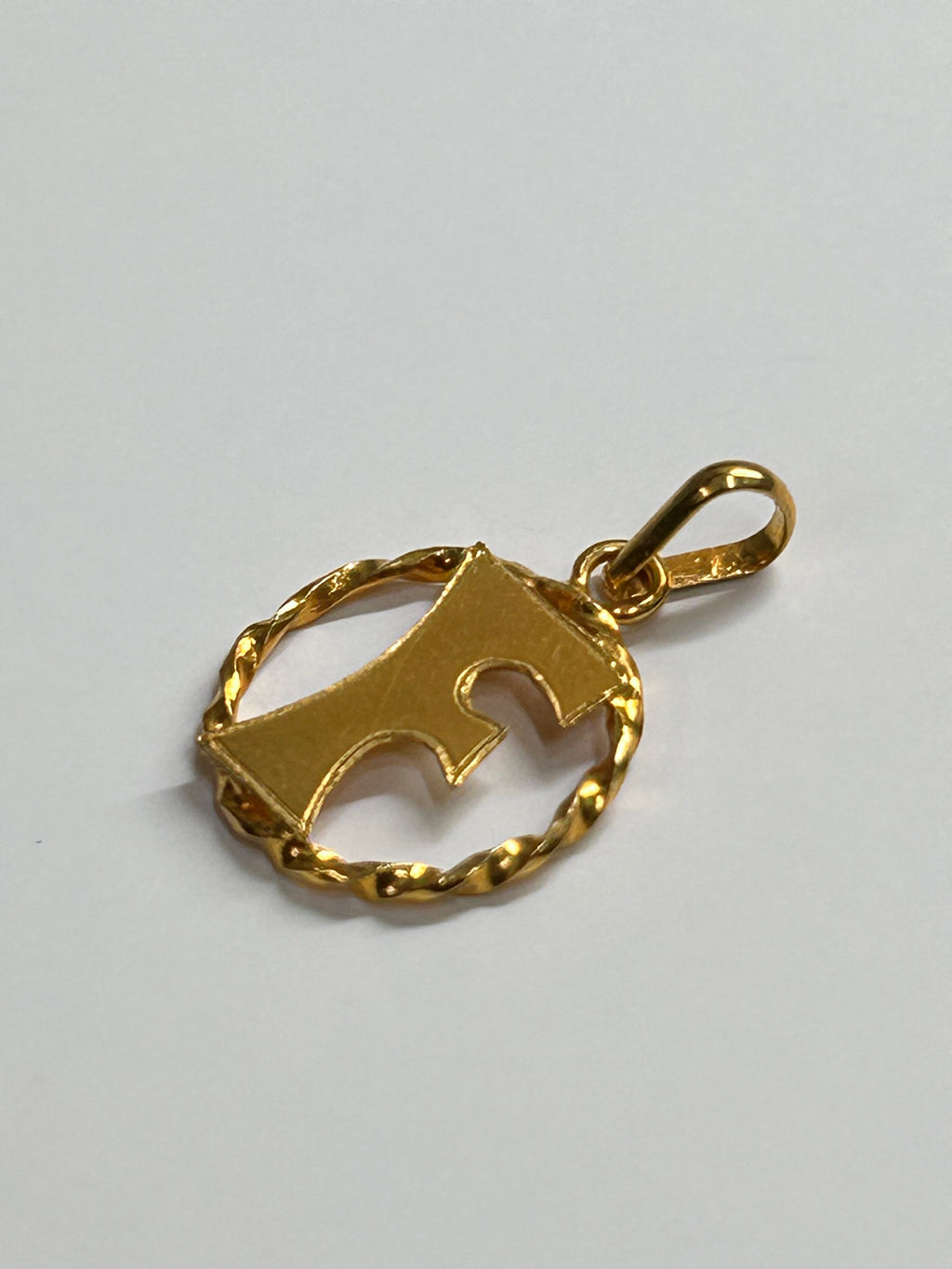 Pendentif lettre F