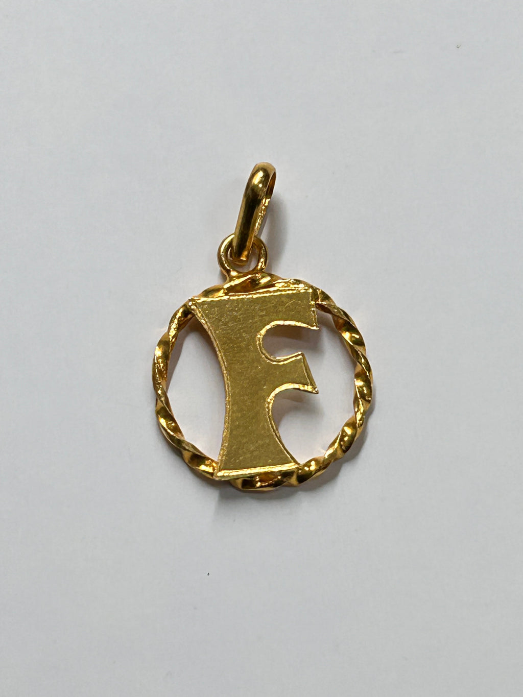 Pendentif lettre F